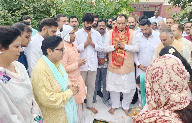 सोनीपत: भाजपा प्रदेश अध्यक्ष मोहन लाल बड़ौली पक्षियों के लिए बर्ड टॉवर का भूमि पूजन करते हुए सोनीपत: भाजपा प्रदेश अध्यक्ष मोहन लाल बड़ौली पक्षियों के लिए बर्ड टॉवर का भूमि पूजन करते हुए