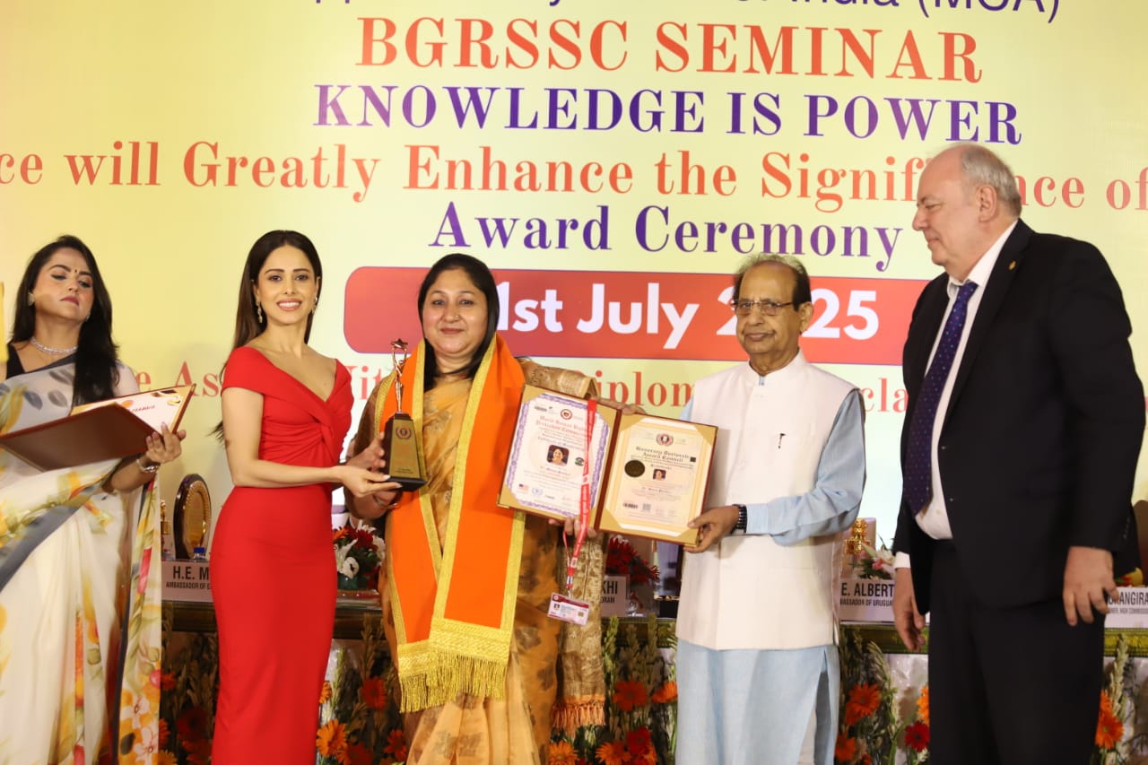 नई दिल्ली के चाणक्यपुरी स्थित द अशोक होटल में 'भारत गौरव रत्न श्री सम्मान' देते पूर्व उपराज्यपाल जगदीश मुखी