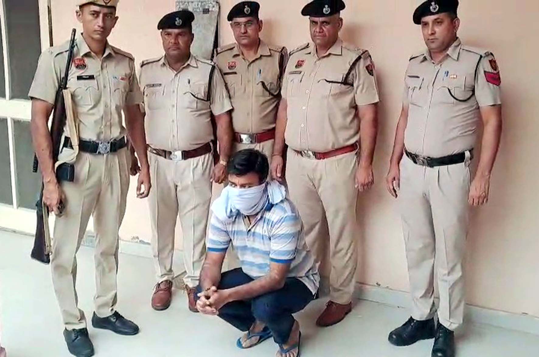 पुलिस की गिरफ्त में आरोपित रजत कल्सन।