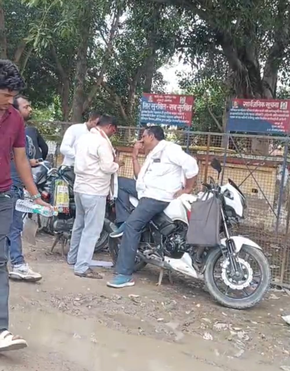 एआरटीओ कार्यालय के बाहर दलाल
