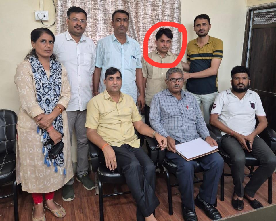 नगर पालिका का वरिष्ठ सहायक पन्द्रह हजार रुपये की रिश्वत लेते गिरफ्तार नगर पालिका का वरिष्ठ सहायक पन्द्रह हजार रुपये की रिश्वत लेते गिरफ्तार
