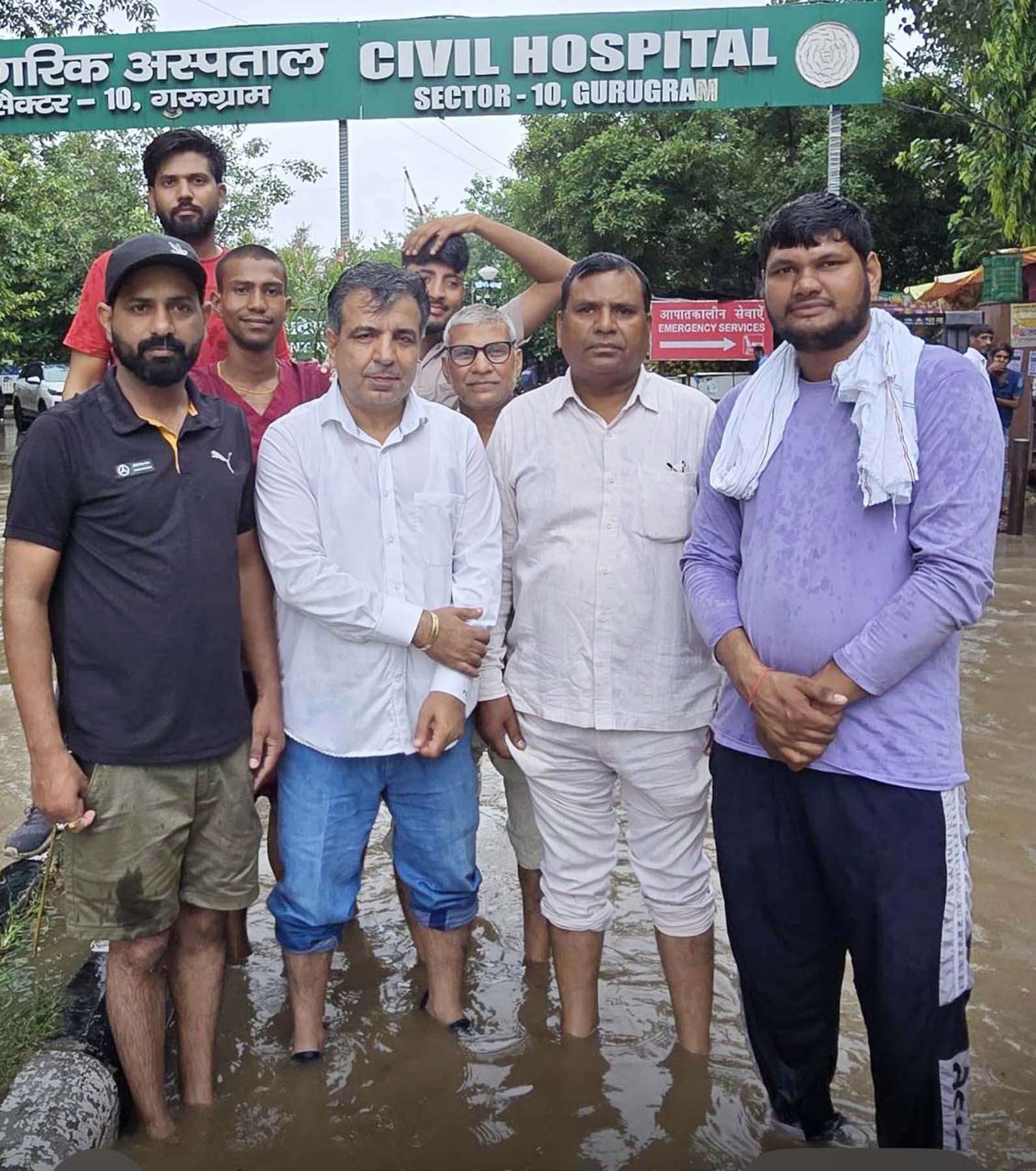 गुरुग्राम के सेक्टर-10 नागरिक अस्पताल के सामने भरे पानी में लाेगाें के साथ खड़े कांग्रेस नेता पंकज डावर। गुरुग्राम के सेक्टर-10 नागरिक अस्पताल के सामने भरे पानी में लाेगाें के साथ खड़े कांग्रेस नेता पंकज डावर।