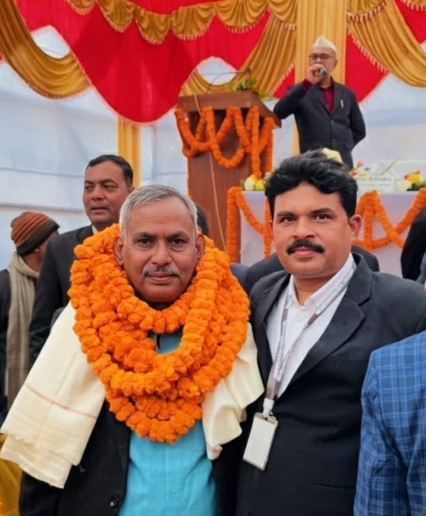 राजीव शंकर वर्मा को फूल माला पहनाकर स्वागत करते अधिवक्ता राजीव शंकर वर्मा को फूल माला पहनाकर स्वागत करते अधिवक्ता