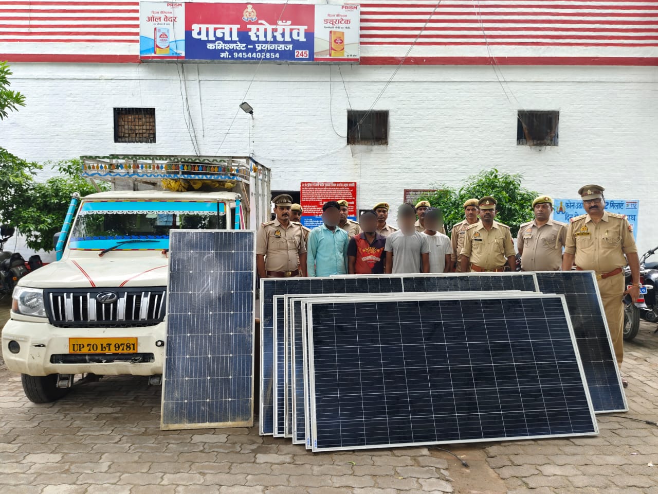 प्रयागराज के सोरांव में सोलर पैनल चोरी करने के मामले में गिरफ्तार आरोपितों एवं बरामद सोलर पैनल का छाया चित्र प्रयागराज के सोरांव में सोलर पैनल चोरी करने के मामले में गिरफ्तार आरोपितों एवं बरामद सोलर पैनल का छाया चित्र