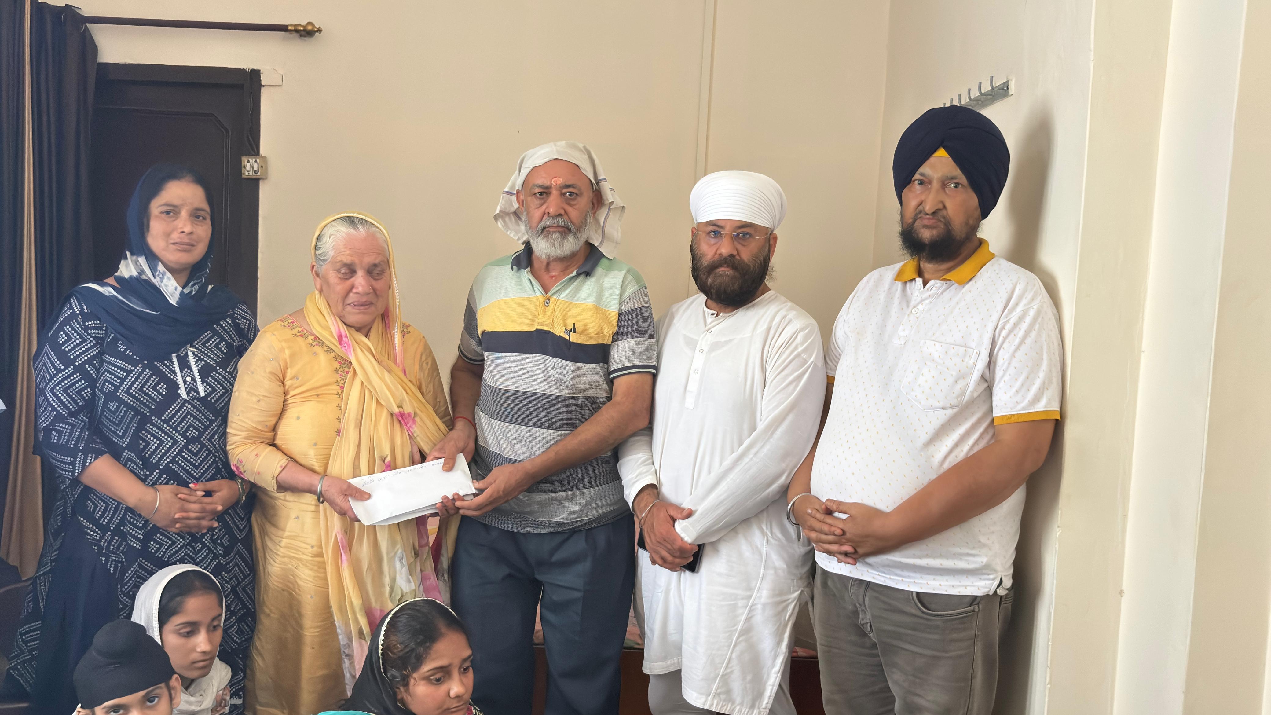 समाज सेवी मदन लाल शर्मा पूर्व पार्षद कृष्णा के परिवार को राहत राशि प्रदान करते हुए। समाज सेवी मदन लाल शर्मा पूर्व पार्षद कृष्णा के परिवार को राहत राशि प्रदान करते हुए।