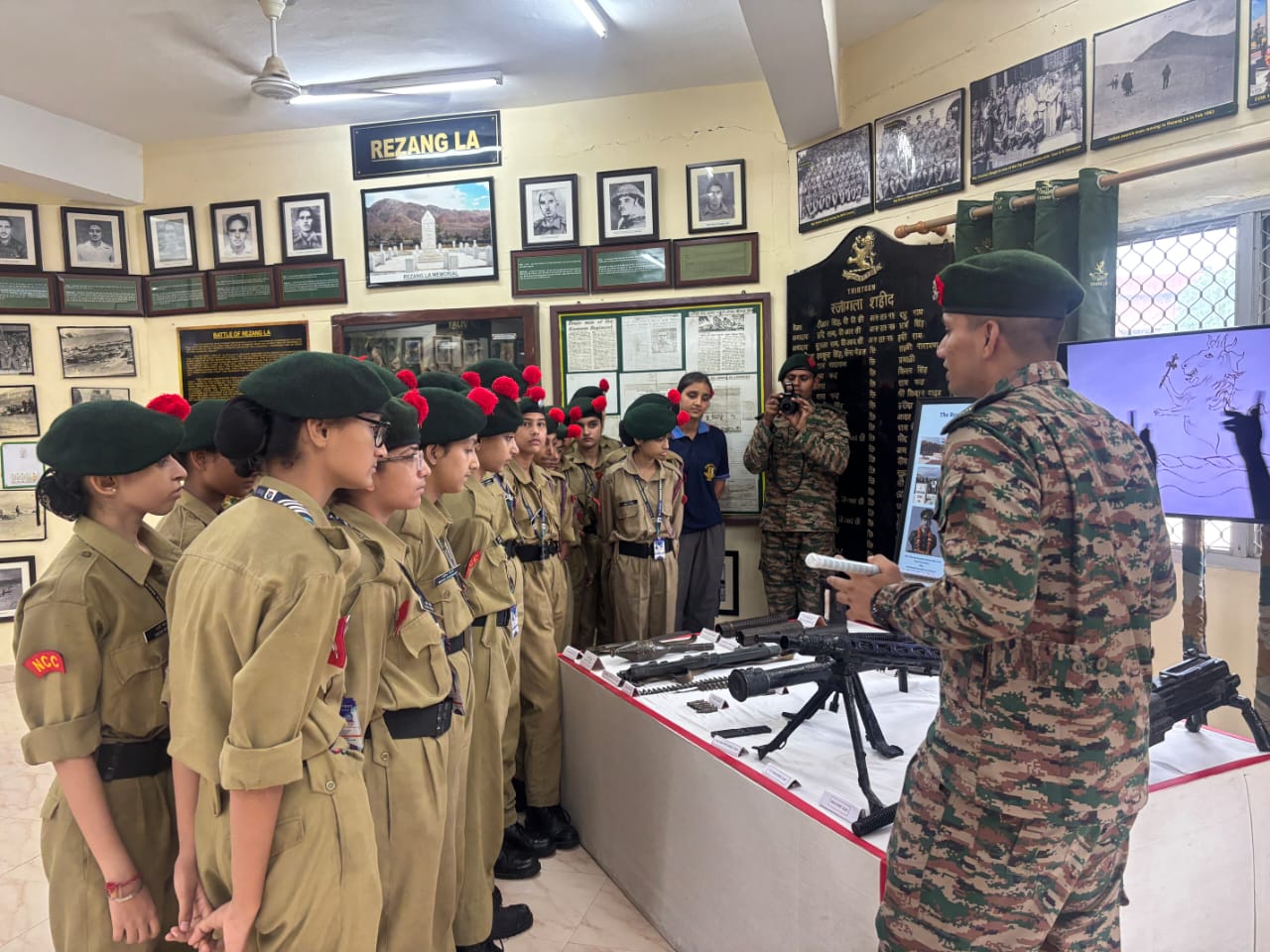 एनसीसी कैडेट्स ने करगिल विजय दिवस पर दी वीर सपूतों को भावभीनी श्रद्धांजलि एनसीसी कैडेट्स ने करगिल विजय दिवस पर दी वीर सपूतों को भावभीनी श्रद्धांजलि