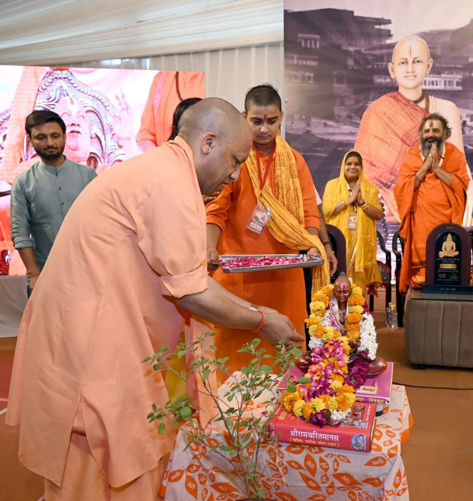 मुख्यमंत्री योगी आदित्यनाथ गोस्वामी तुलसीदास की विधि विधान से पूजा अर्चना करते हुए।