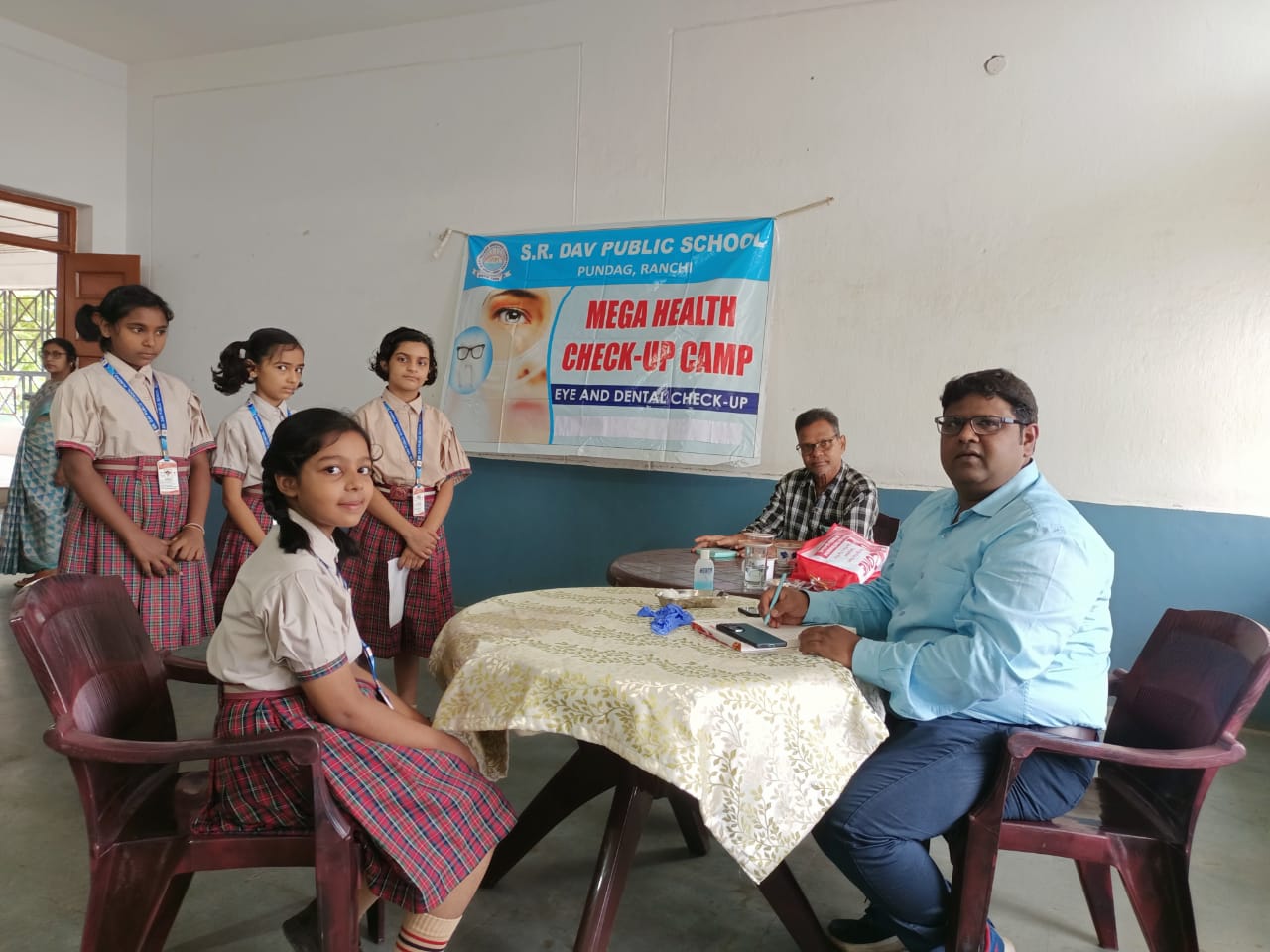 छात्रों की आंखों की जांच करते चिकित्सक छात्रों की आंखों की जांच करते चिकित्सक