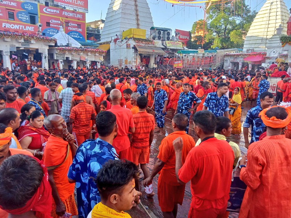 बाबा बैद्यनाथ धाम में लगी भीड़
