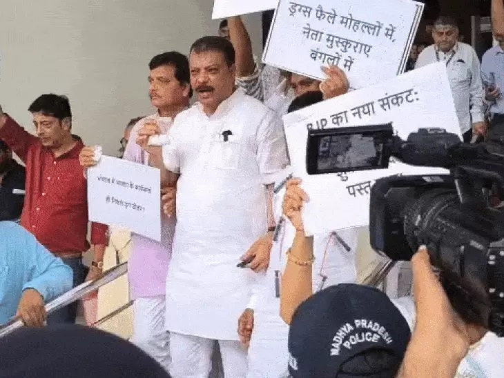 मप्र विधानसभा में कांग्रेस ने कानून व्यवस्था को लेकर किया प्रदर्शन