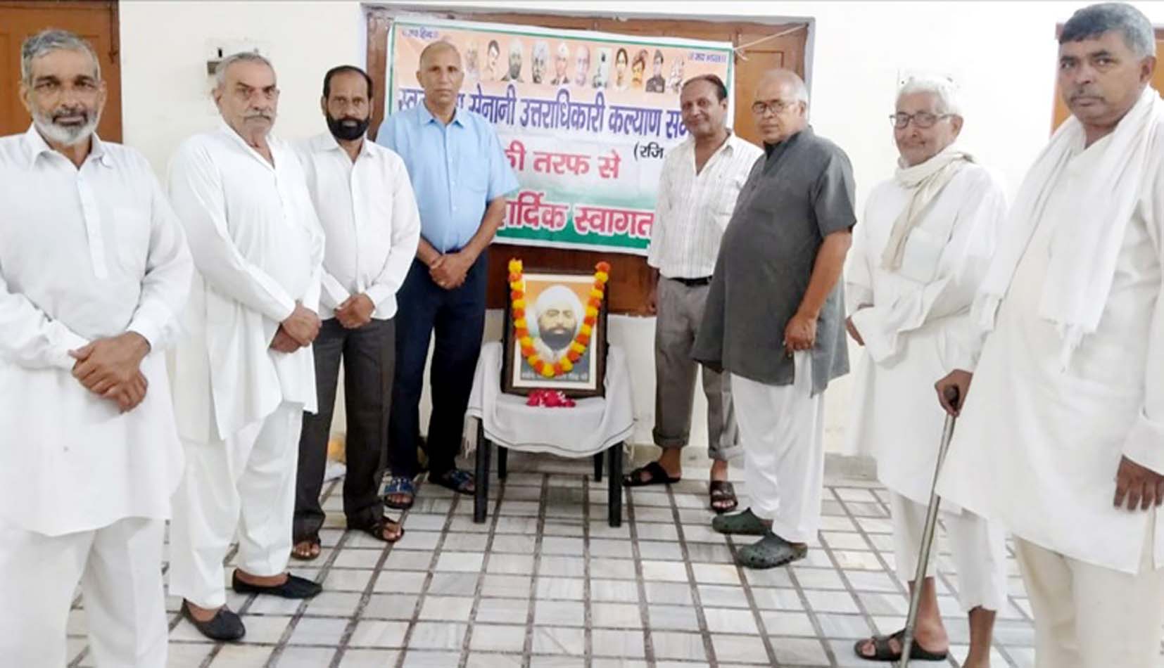 शहीद उद्यम सिंह को श्रद्धांजलि अर्पित करते पदाधिकारी। शहीद उद्यम सिंह को श्रद्धांजलि अर्पित करते पदाधिकारी।