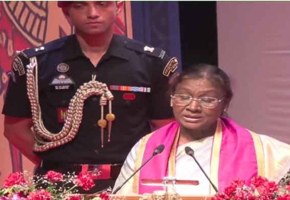राष्ट्रपति के कार्यक्रम को संबोधित करते हुए राष्ट्रपति के कार्यक्रम को संबोधित करते हुए