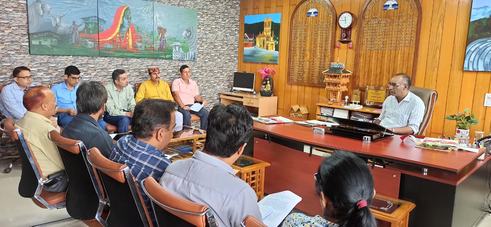 डीसी ने आधुनिकीकरण को लेकर अधिकारियों और पशुपालकों के साथ की चर्चा डीसी ने आधुनिकीकरण को लेकर अधिकारियों और पशुपालकों के साथ की चर्चा