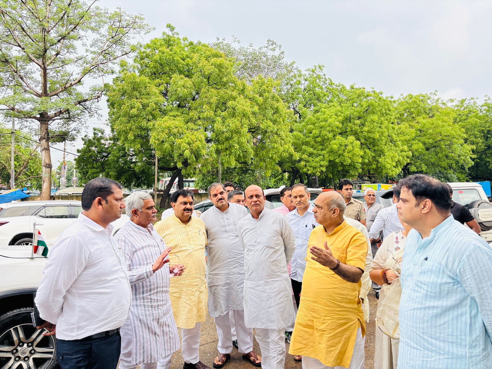 हरियाणा विस के उपाध्यक्ष डा. कृष्ण लाल मिड्ढा फरीदाबाद दौरे के दौरान स्थानीय नेताओं के साथ हरियाणा विस के उपाध्यक्ष डा. कृष्ण लाल मिड्ढा फरीदाबाद दौरे के दौरान स्थानीय नेताओं के साथ