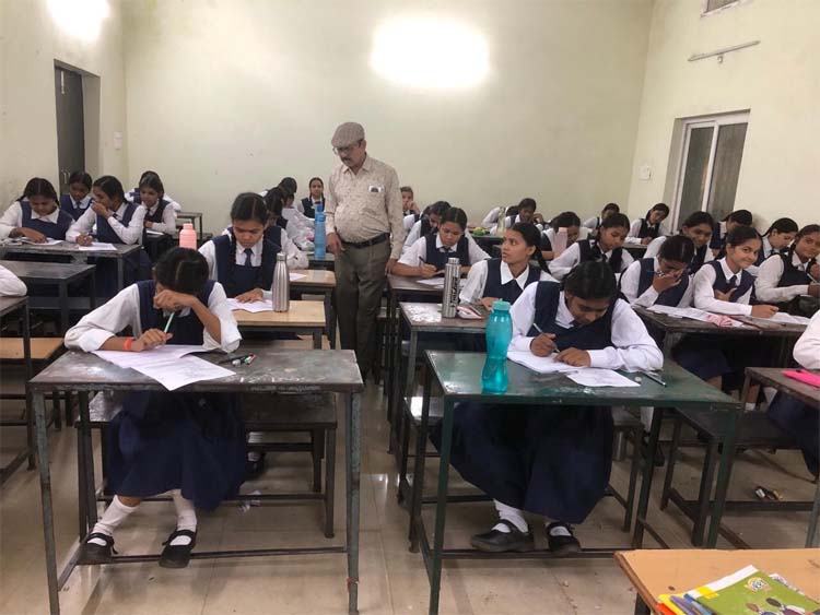 विद्यार्थियों का साप्ताहिक मूल्यांकन विद्यार्थियों का साप्ताहिक मूल्यांकन