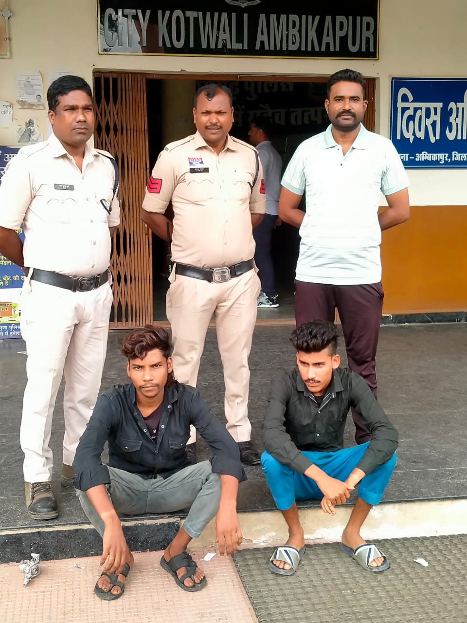 दो गांजा तस्कर गिरफ्तार दो गांजा तस्कर गिरफ्तार