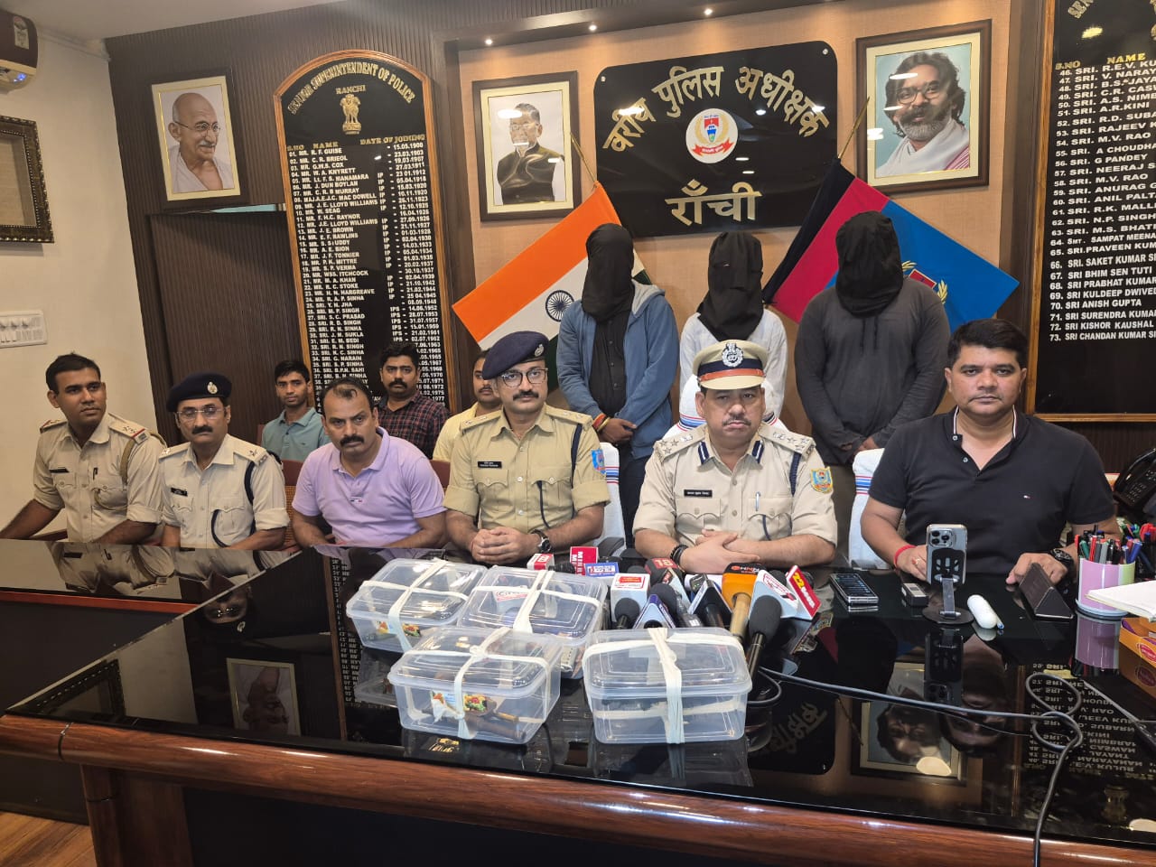 प्रेस वार्ता करते हुए प्रेस वार्ता करते हुए