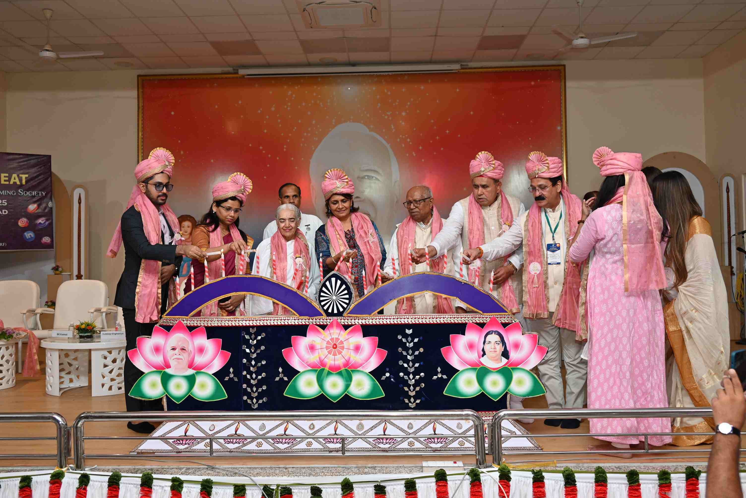 दीप प्रज्जवलित कर किया रिट्रीट का शुभारंभ।