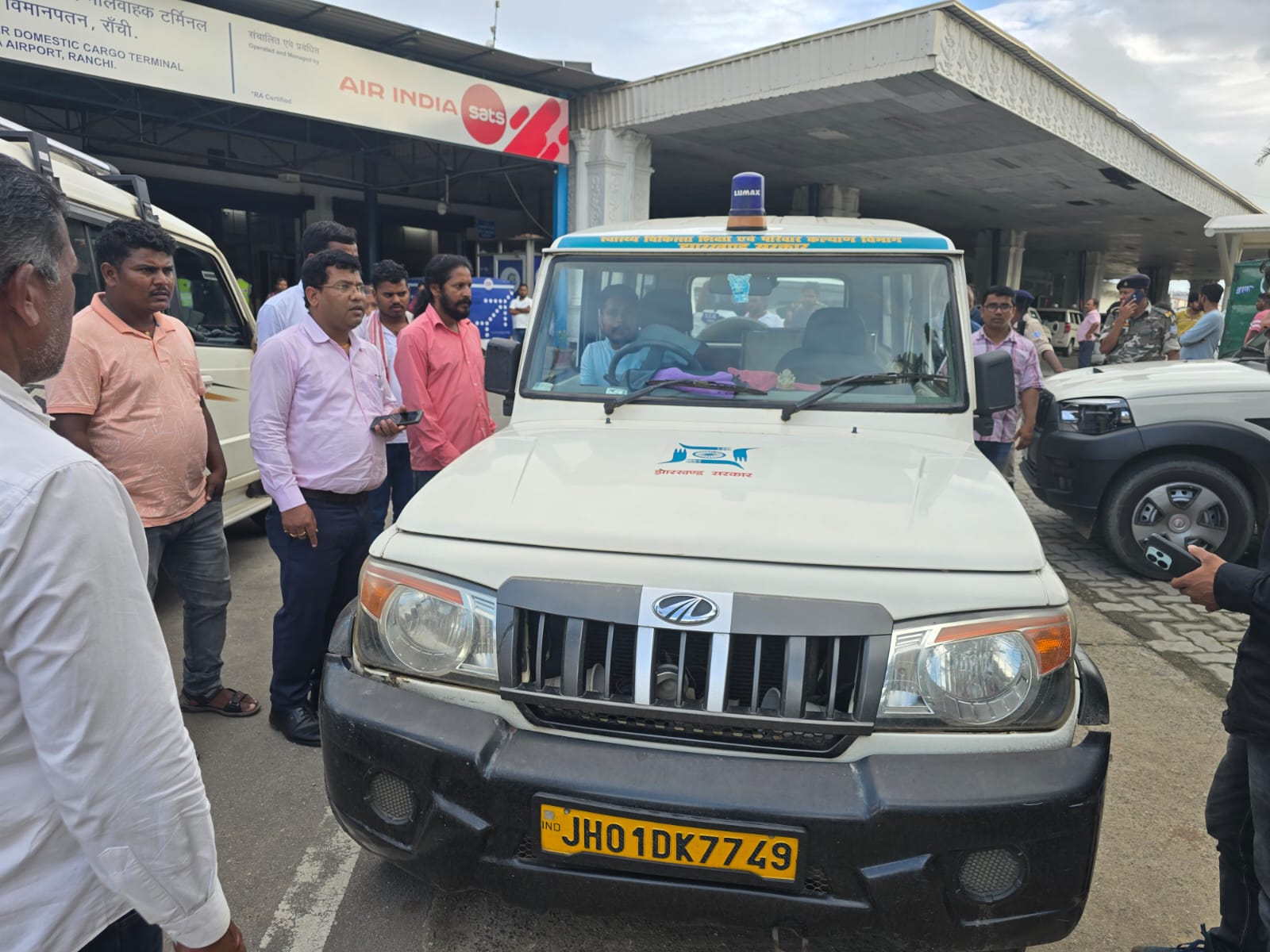 एयरपोर्ट पर एंबुलेंस में पार्थिव शरीर एयरपोर्ट पर एंबुलेंस में पार्थिव शरीर