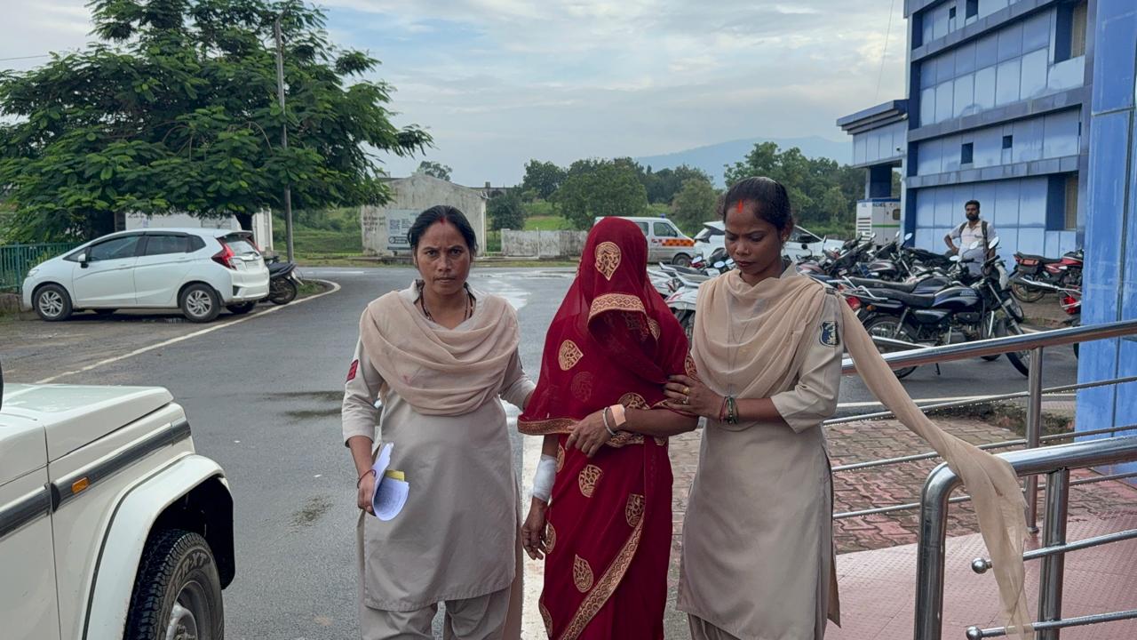 महिला गिरफ्तार महिला गिरफ्तार