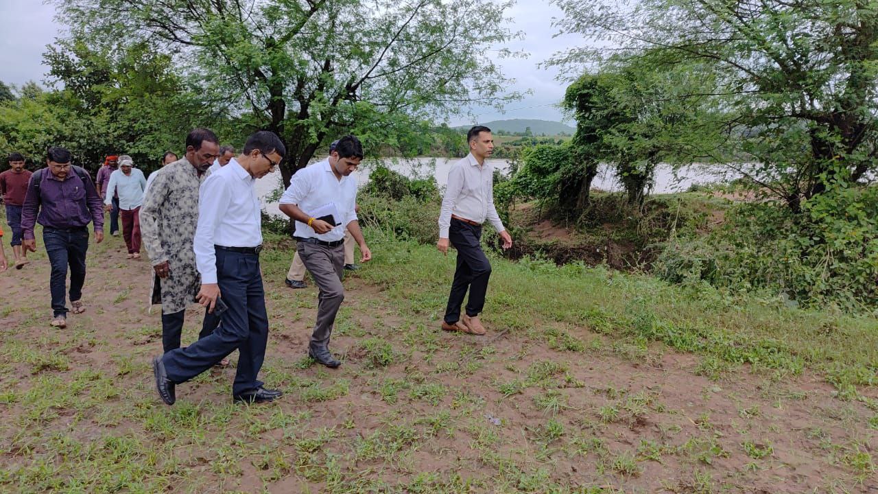 दमोह-पैदल तो कभी मोटर साईकिल पर सवार होकर निकले कलेक्टर कोचर
