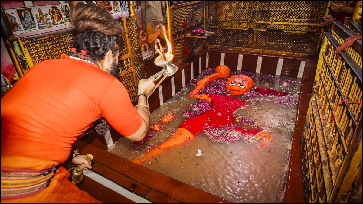प्रयागराज के बंधवा स्थित हनुमान जी की आरती करते हुए निरंजनी अखाड़ा के महामंडलेश्वर बलबीर गिरी का छाया चित्र प्रयागराज के बंधवा स्थित हनुमान जी की आरती करते हुए निरंजनी अखाड़ा के महामंडलेश्वर बलबीर गिरी का छाया चित्र