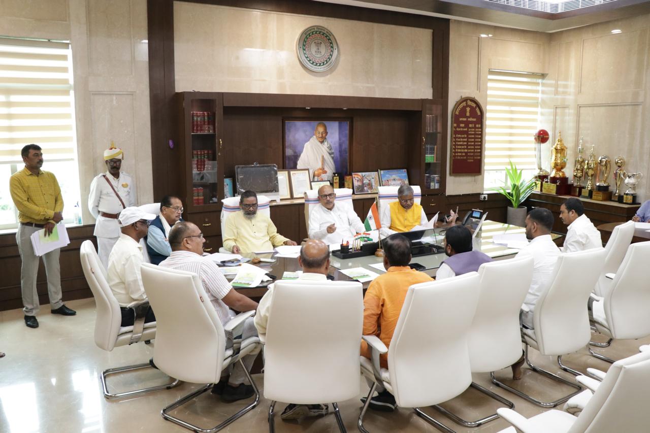 विधानसभा अध्यक्ष बैठक करते हुए