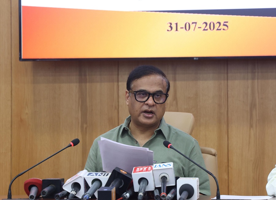 असमः गुवाहाटी के दिसपुर में कैबिनेट की बैठक के बाद मीडिया को संबोधित करते मुख्यमंती डॉ. हिमंत बिस्व सरमा असमः गुवाहाटी के दिसपुर में कैबिनेट की बैठक के बाद मीडिया को संबोधित करते मुख्यमंती डॉ. हिमंत बिस्व सरमा
