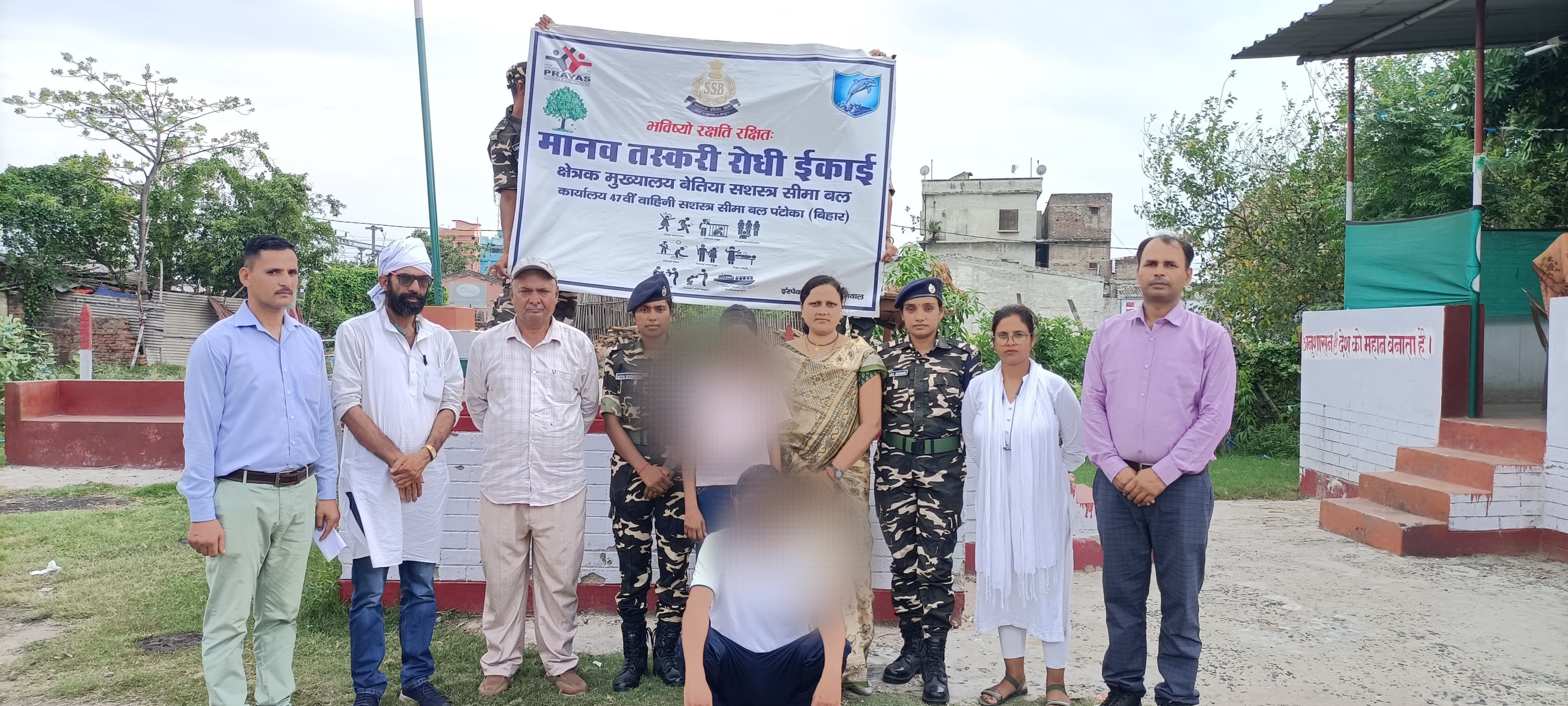 मुक्त नाबालिग लड़की व गिरफ्तार मानव तस्कर के साथ टीम मुक्त नाबालिग लड़की व गिरफ्तार मानव तस्कर के साथ टीम