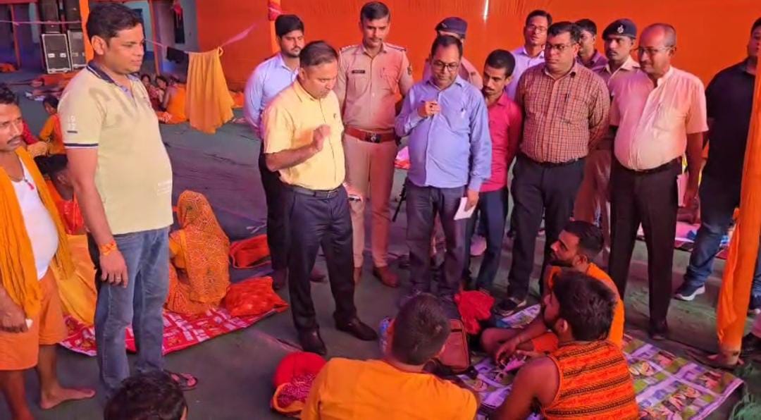 जायजा लेते जिलाधिकारी जायजा लेते जिलाधिकारी