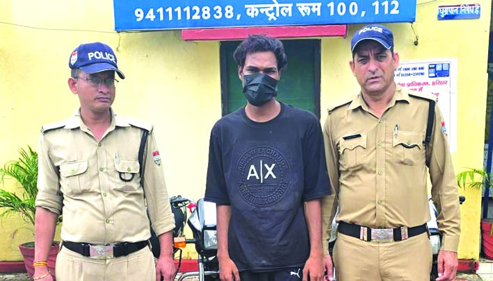 पुलिस गिरफ्त में आरोपित