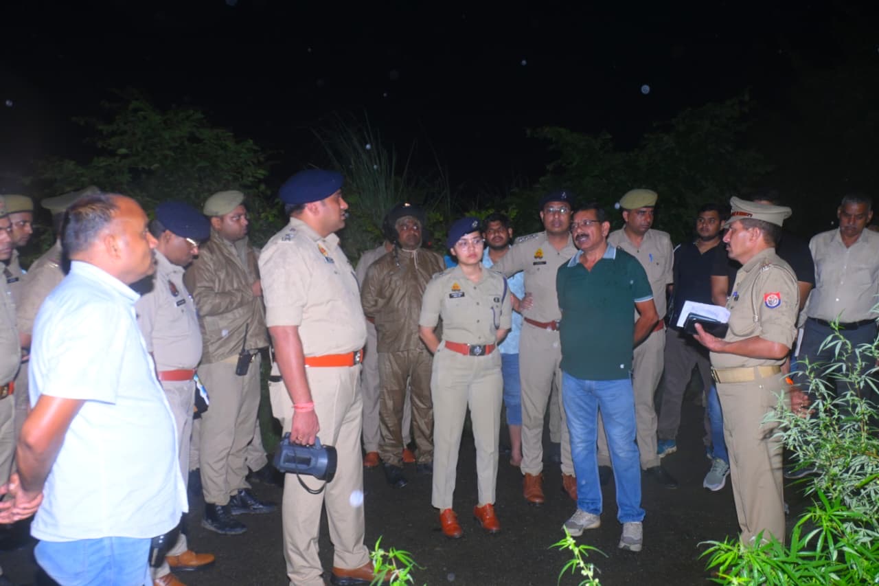 घटनास्थल पर मौजूद एसएसपी अनुराग आर्य, निरीक्षण करते अधिकारी।