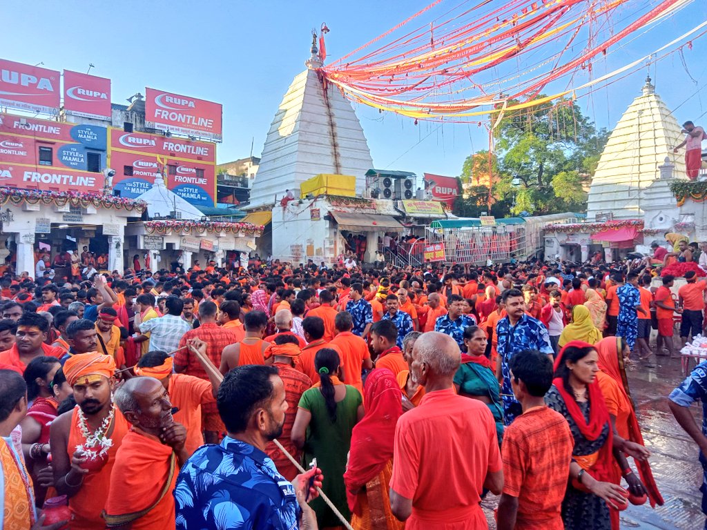 देवघर के बाबा बैद्यनाथ धाम में श्रद्धालुओं की भीड़