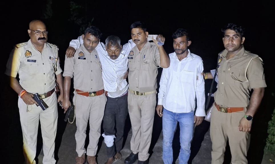 बिथरी चैनपुर पुलिस की गिरफ्त में लूट के आरोप में पकड़े गए शातिर बदमाश, मुठभेड़ में एक घायल बिथरी चैनपुर पुलिस की गिरफ्त में लूट के आरोप में पकड़े गए शातिर बदमाश, मुठभेड़ में एक घायल