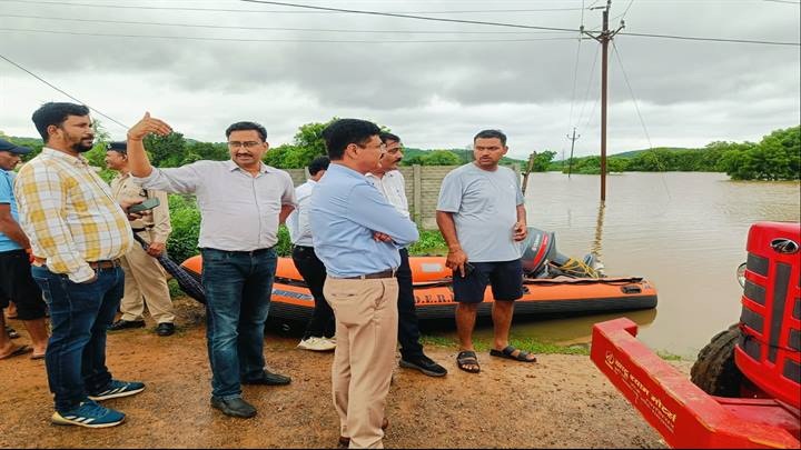 ग्वालियरः हबीबपुरा डूब क्षेत्र से लोगों को सुरक्षित निकाला गया ग्वालियरः हबीबपुरा डूब क्षेत्र से लोगों को सुरक्षित निकाला गया