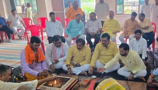 भूमि पूजन करते मंत्री अनिल राजभर (फोटो)