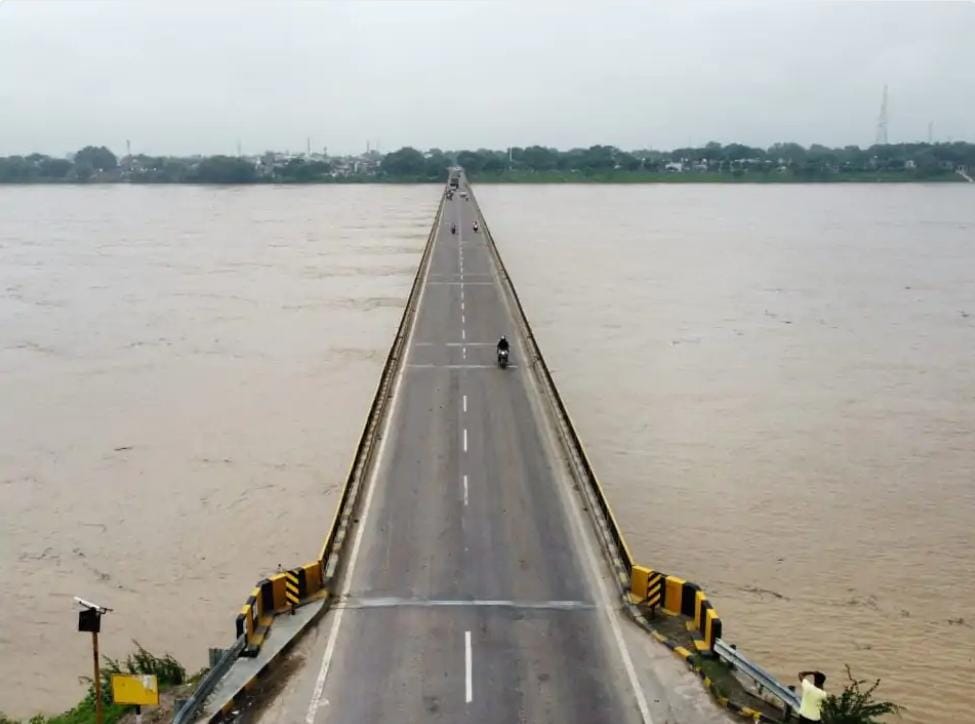उफान पर आई यमुना और बेतवा नदिया, खाली होने लगे दर्जनों गांव