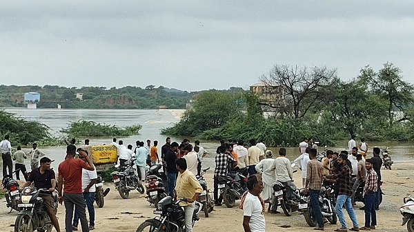 कोहराम मचाने के बाद चम्बल ने वापसी का किया रूख, दो घंटे में 12 सेन्टीमीटर उतरा जल स्तर कोहराम मचाने के बाद चम्बल ने वापसी का किया रूख, दो घंटे में 12 सेन्टीमीटर उतरा जल स्तर