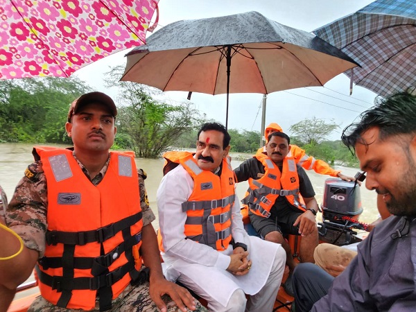 डॉ. नरोत्तम मिश्रा बाढ़ प्रभावित क्षेत्रों में पहुँचकर पीड़ितों से मिले डॉ. नरोत्तम मिश्रा बाढ़ प्रभावित क्षेत्रों में पहुँचकर पीड़ितों से मिले