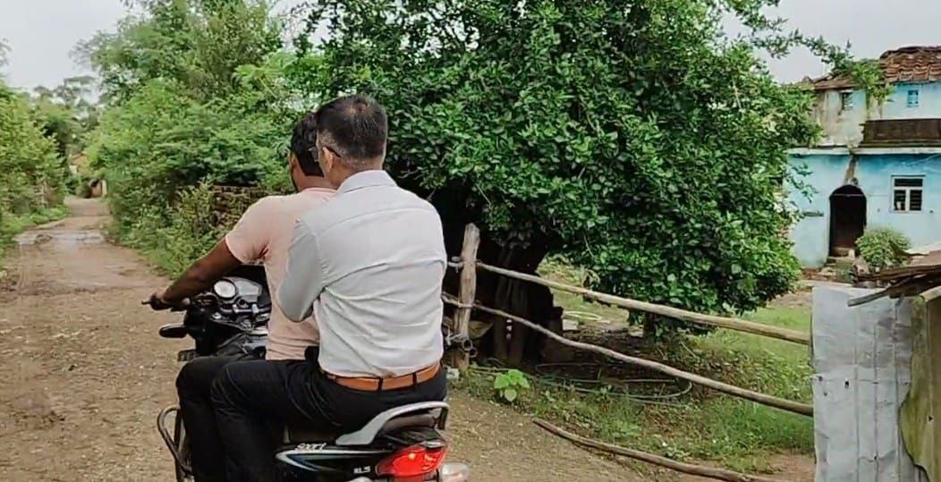 दमोह-पैदल तो कभी मोटर साईकिल पर सवार होकर निकले कलेक्टर कोचर