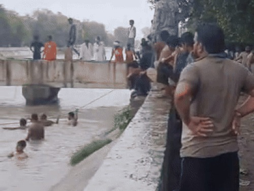 नहर में सर्च अभियान चलाए हुए। नहर में सर्च अभियान चलाए हुए।