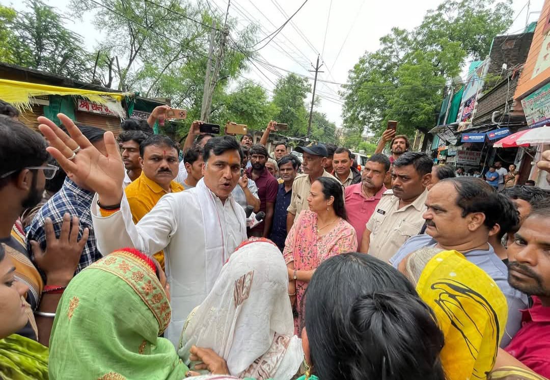 आक्रोशित हुए हितग्राही, कांग्रेस ने लगाया भ्रष्टाचार का आरोप आक्रोशित हुए हितग्राही, कांग्रेस ने लगाया भ्रष्टाचार का आरोप