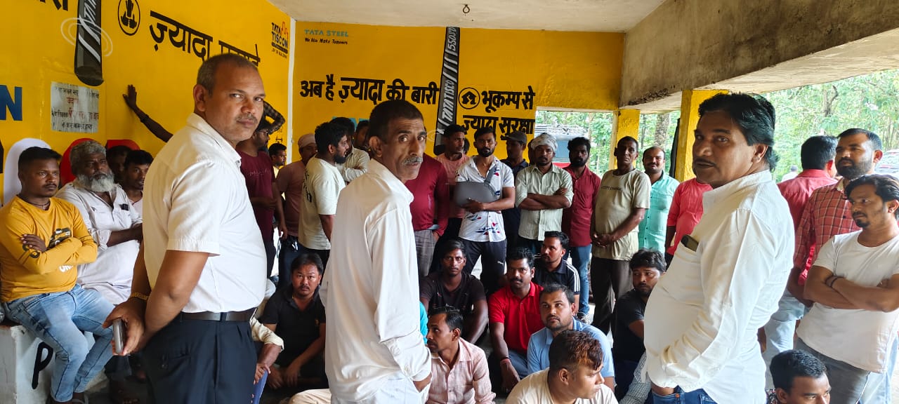 बैठक में जुटे सदस्यगण बैठक में जुटे सदस्यगण