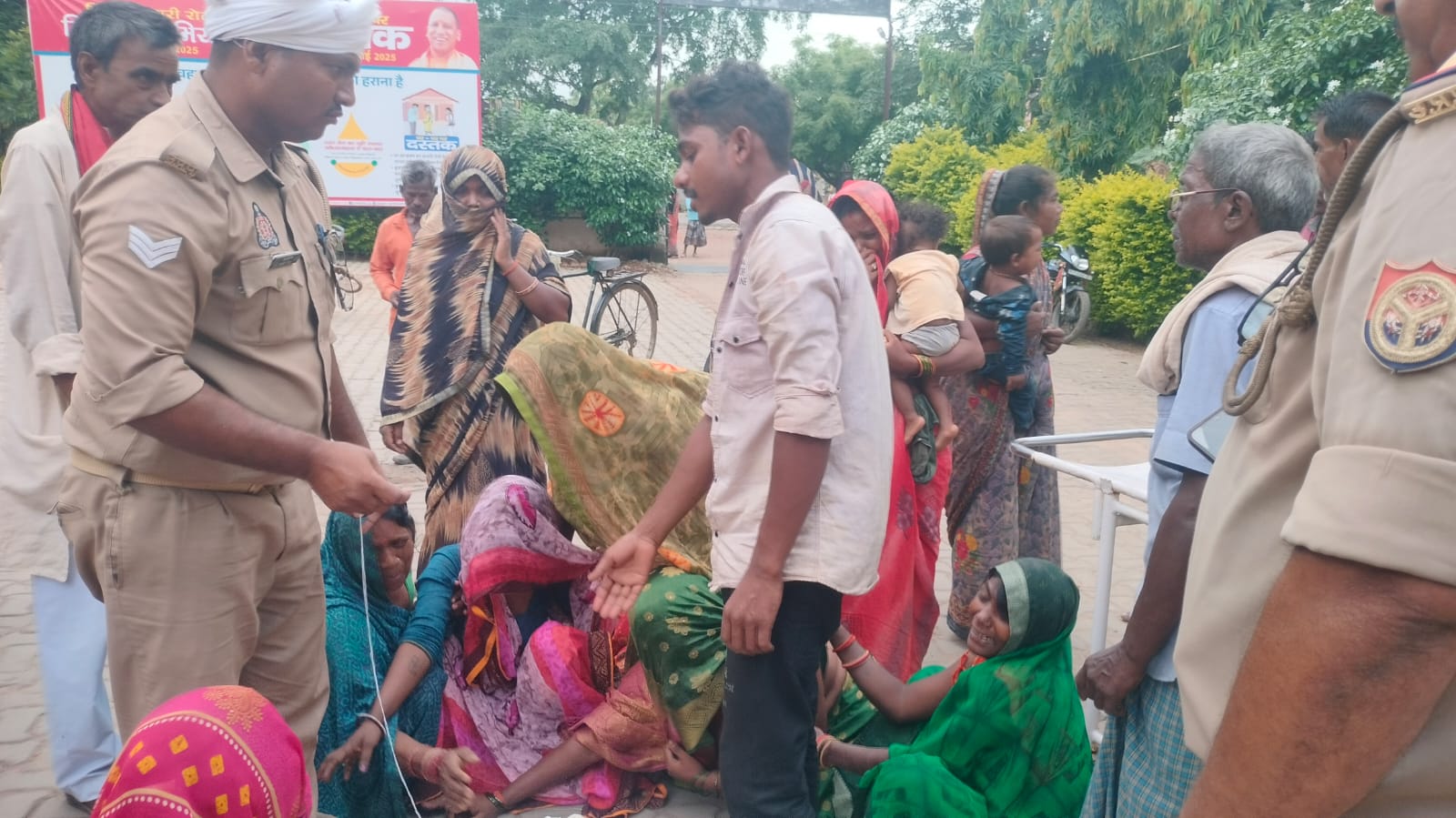 मडिहान सीएचसी पर रोते बिलखते परिजन।