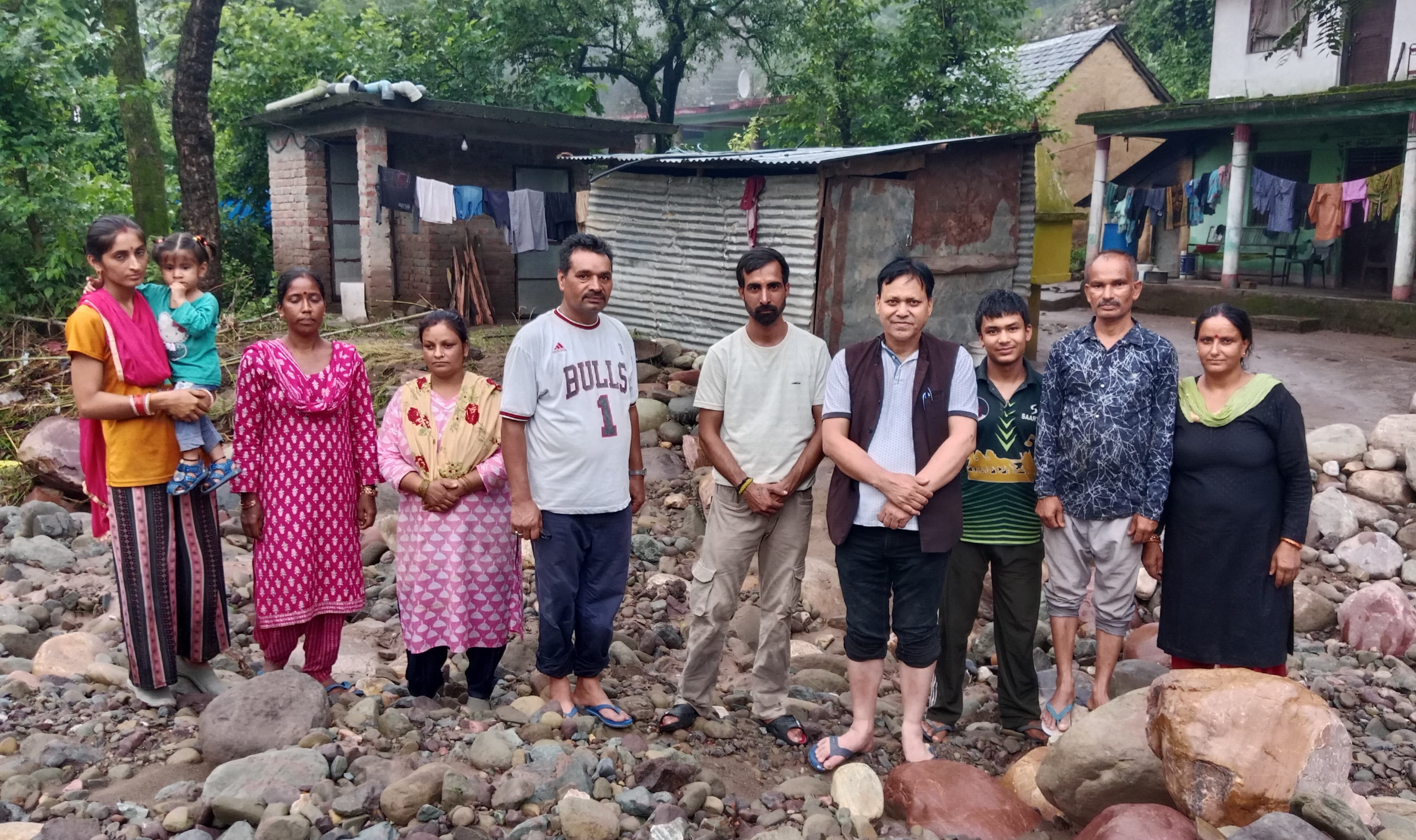 आपदा प्रभावित गांव में राहत सामग्री लेकर पहुंचे किसान। आपदा प्रभावित गांव में राहत सामग्री लेकर पहुंचे किसान।