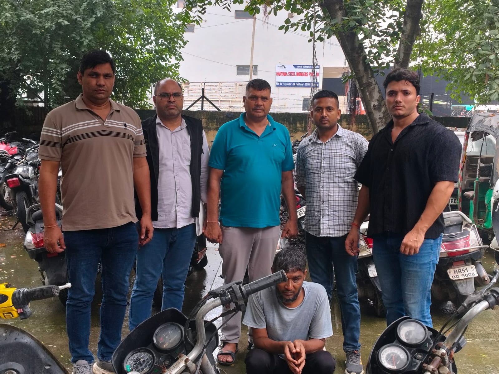 गिरफ्तार किया गया आरोपित गिरफ्तार किया गया आरोपित