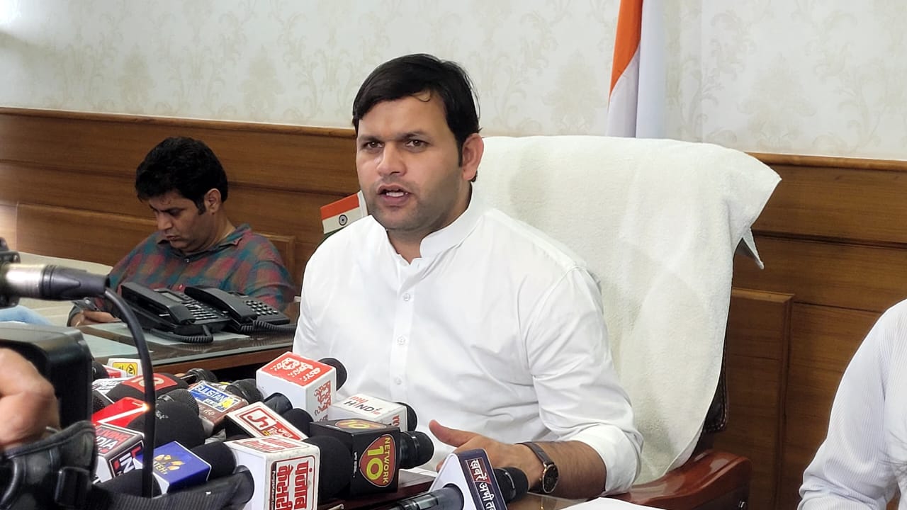हरियाणा के खेल मंत्री गाैरव गाैतम चंडीगढ़ में पत्रकाराें से बातचीत करते हुए