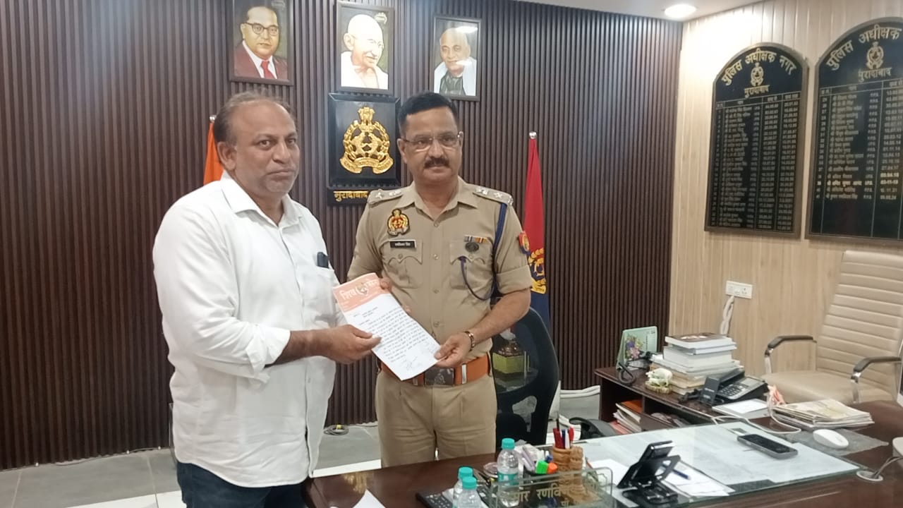 पुलिस अधीक्षक नगर को पत्र देकर सुरक्षा की गुहार लगाते शिवसेना जिला प्रमुख वीरेंद्र अरोड़ा। पुलिस अधीक्षक नगर को पत्र देकर सुरक्षा की गुहार लगाते शिवसेना जिला प्रमुख वीरेंद्र अरोड़ा।