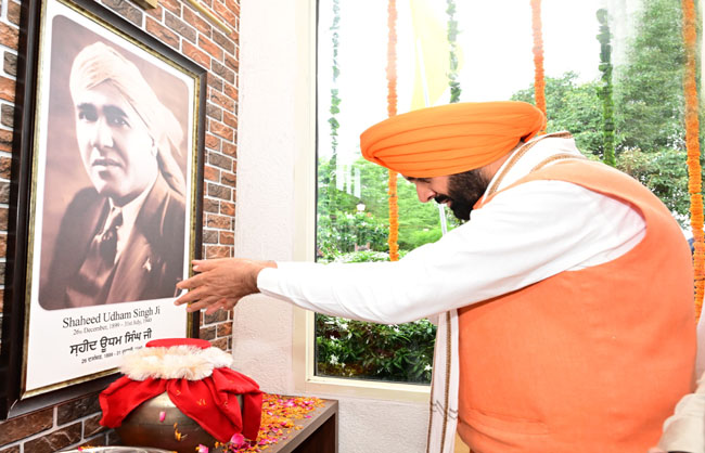 हरियाणा के मुख्यमंत्री नायब सैनी शहीद उधम सिंह की प्रतिमा पर पुष्प अर्पित करते हुए हरियाणा के मुख्यमंत्री नायब सैनी शहीद उधम सिंह की प्रतिमा पर पुष्प अर्पित करते हुए