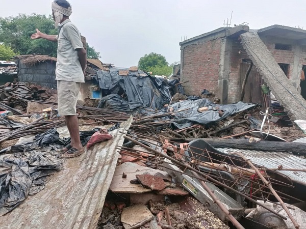 शिवपुरी : सिंध नदी की बाढ़ में कई घर व मकान धराशायी, कलेक्टर ने राहत कार्यों की स्थिति का लिया जायजा शिवपुरी : सिंध नदी की बाढ़ में कई घर व मकान धराशायी, कलेक्टर ने राहत कार्यों की स्थिति का लिया जायजा